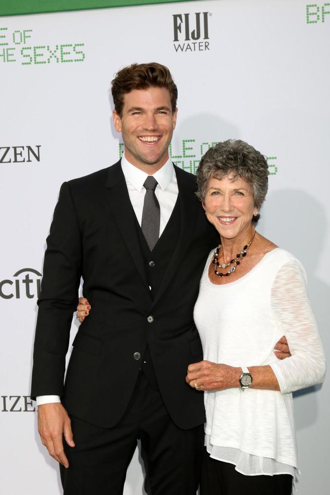 los angeles, sep 16 - austin stowell, elizabeth stowell beim kampf der geschlechter la premiere im village theater am 16. september 2017 in westwood, ca foto