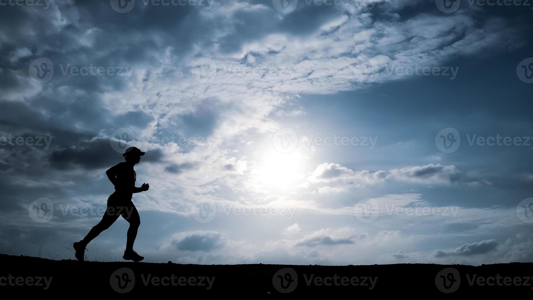 Silhouette Mann läuft am Abend foto