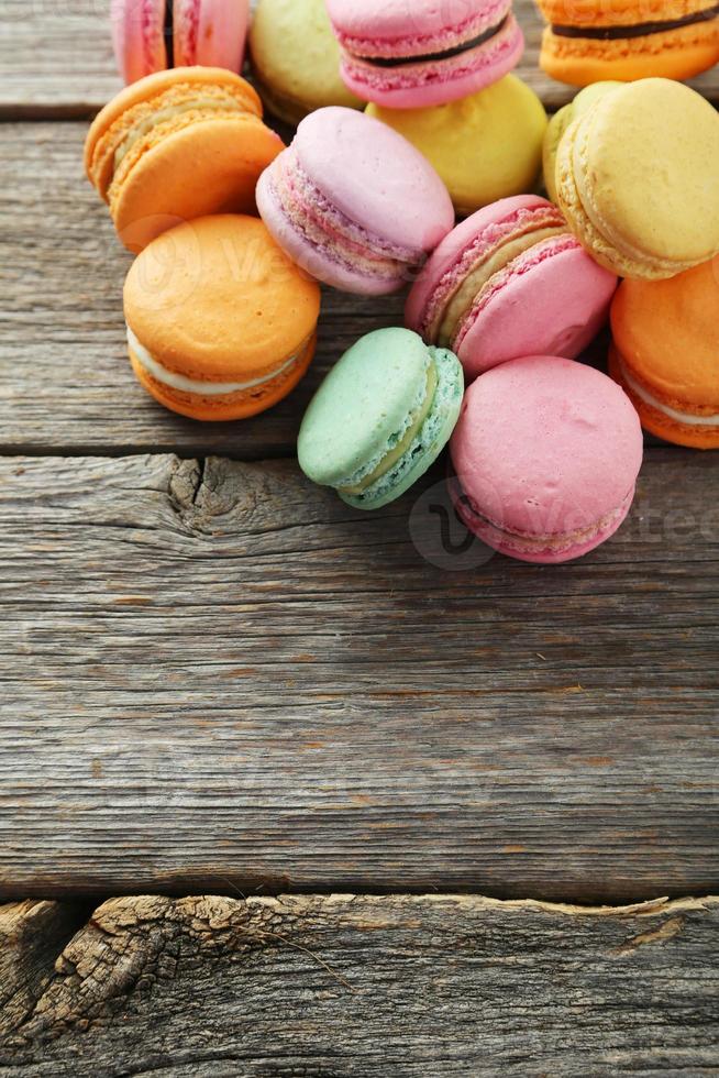 französische bunte Macarons auf grauem hölzernem Hintergrund foto