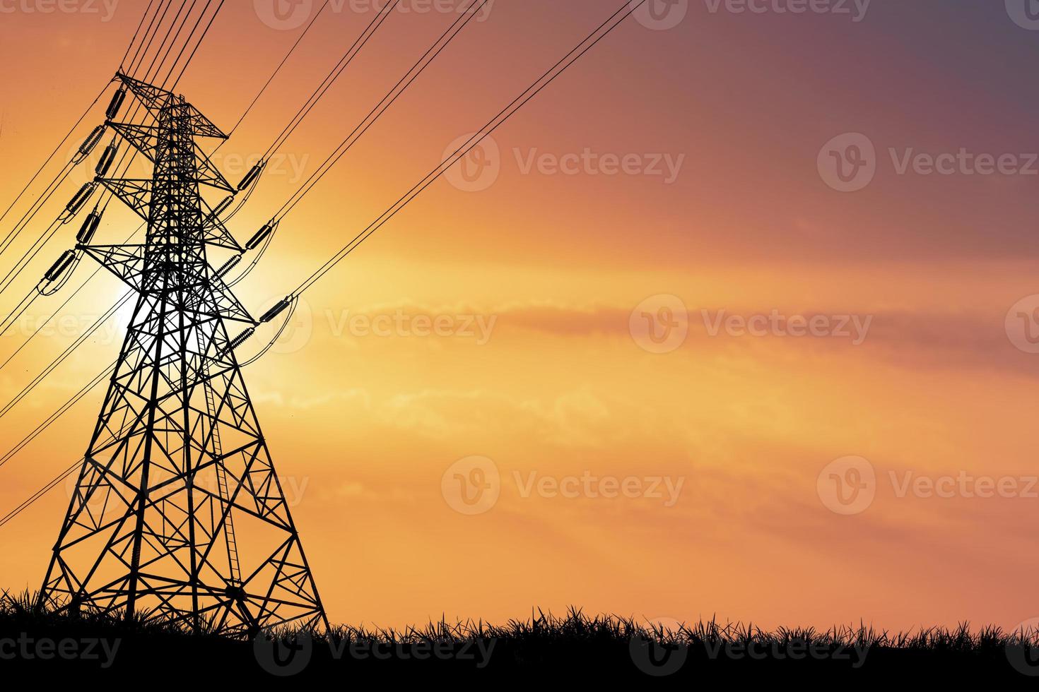 Silhouette der Struktur von Hochspannungs-Sendemasten ländliches elektrisches Energieverteilungskonzept foto