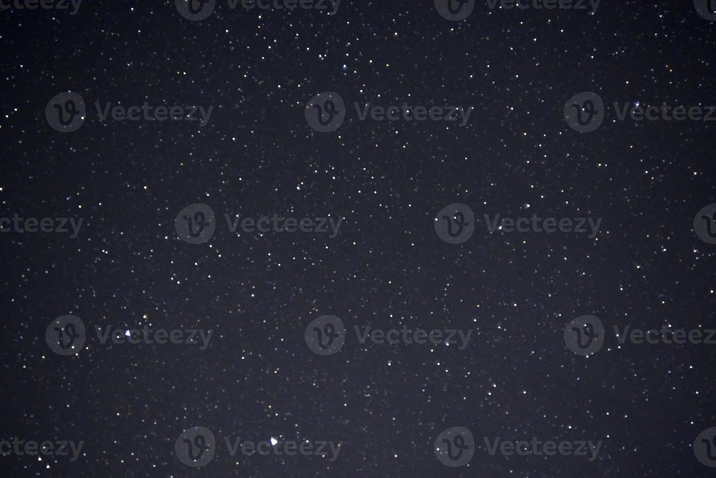sommerlicher sternenhimmel bei nacht und die milchstraße foto