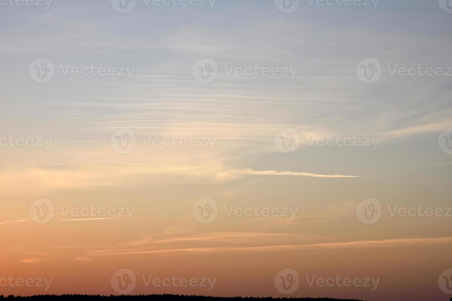 abendlicher sonnenunterganghimmel und horizont mit wald foto