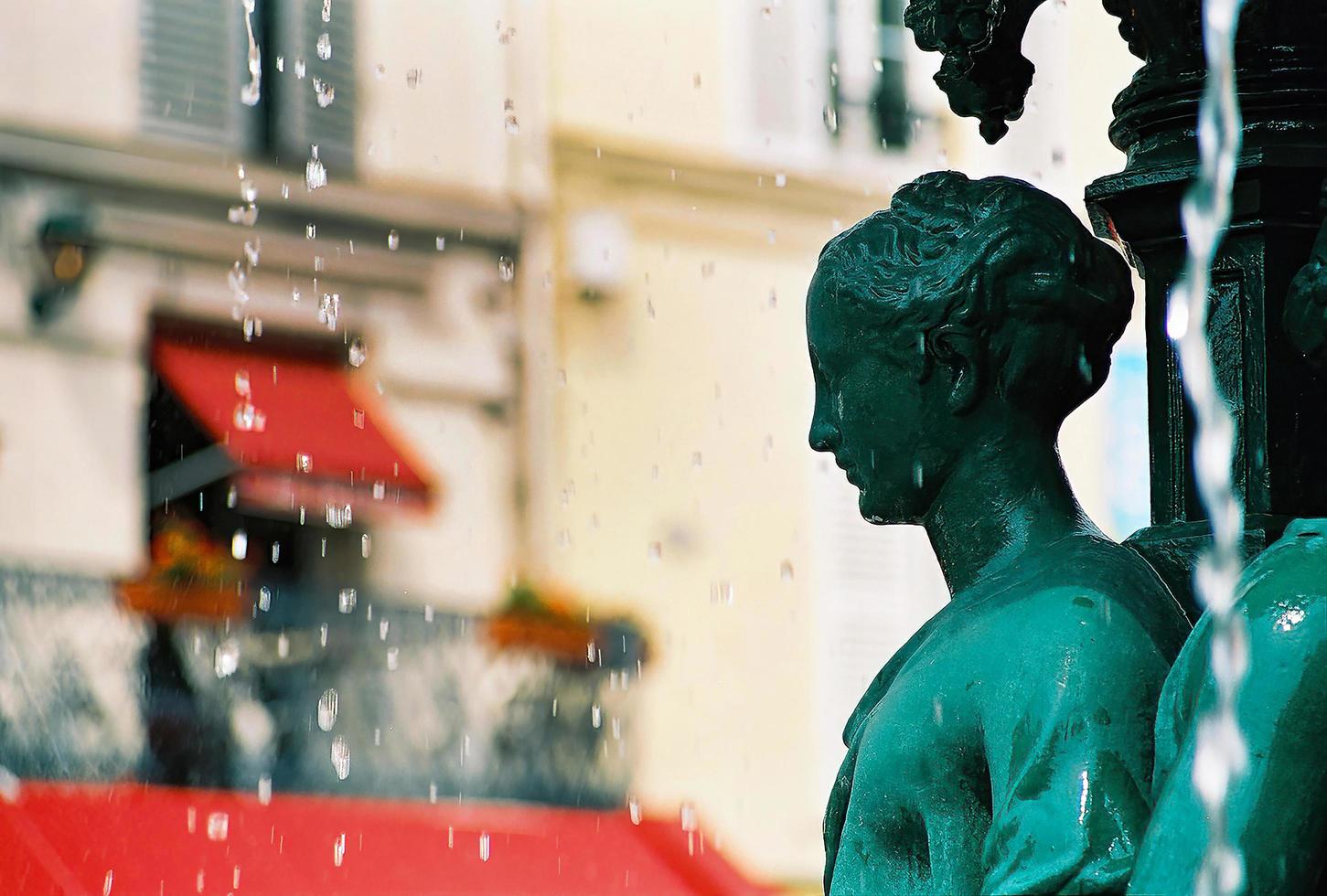 Nahaufnahme von Brunnen aus grüner Bronzeskulptur in Paris, Frankreich foto