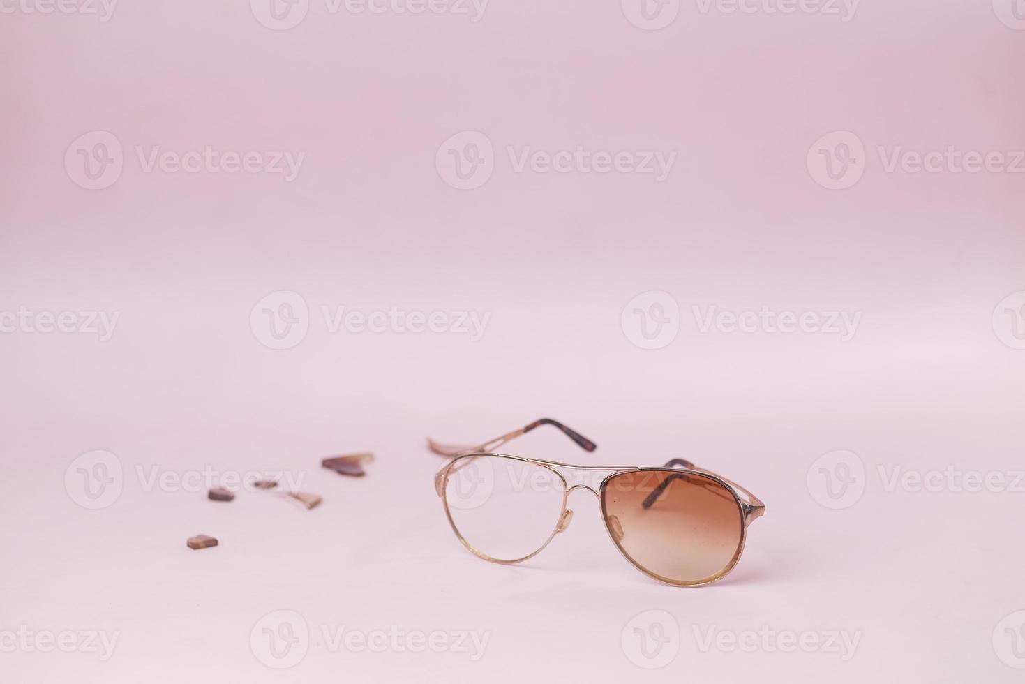 Zerbrochenes Brillenglas auf dem Tisch mit Kopierraum foto