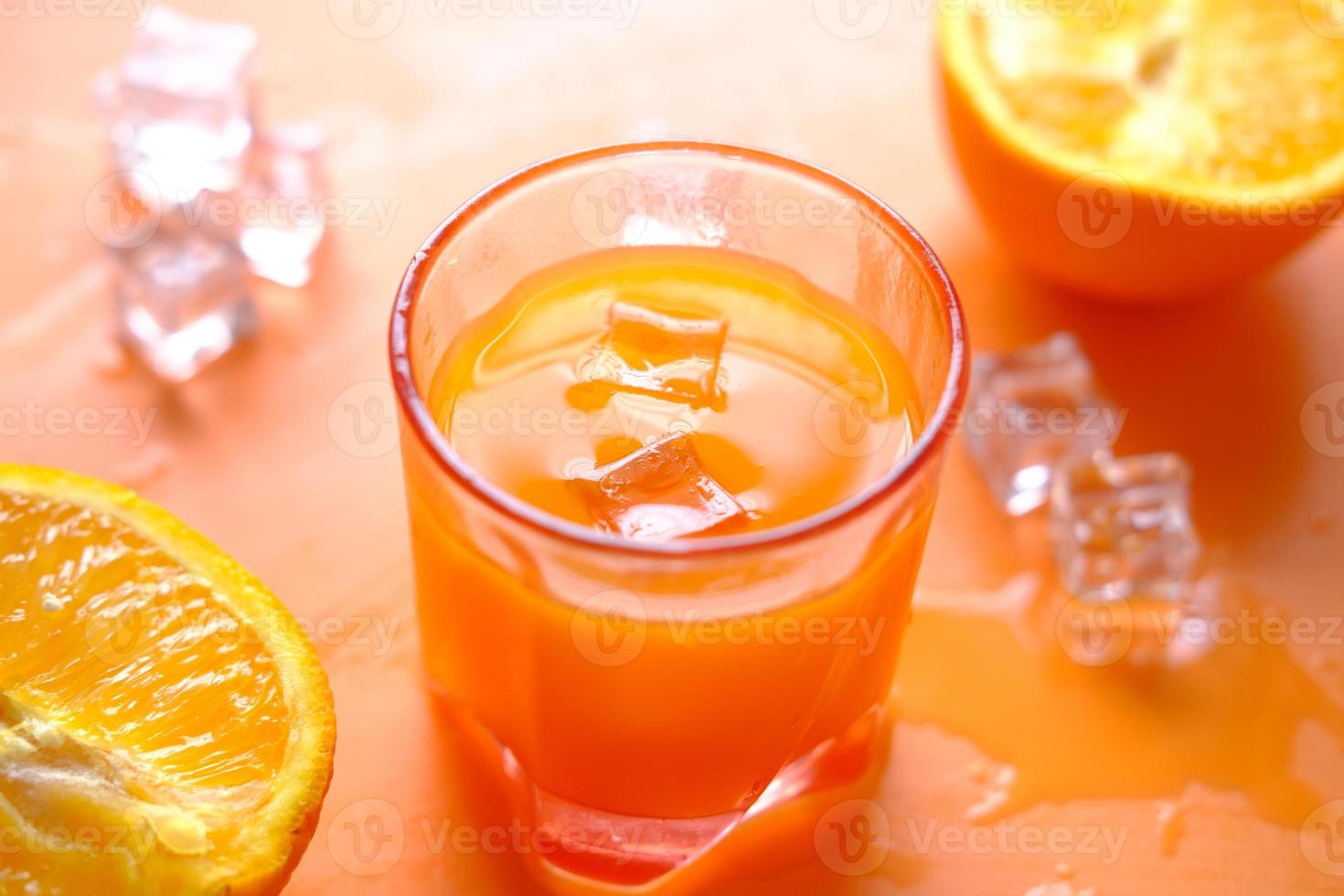 Draufsicht auf ein Glas Orangensaft mit Eis foto