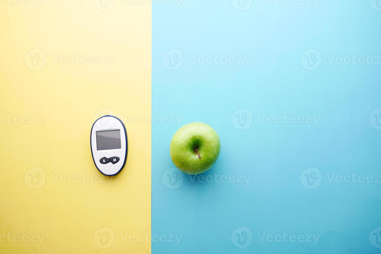 Diabetiker-Messgeräte, Apfel auf dem Tisch foto