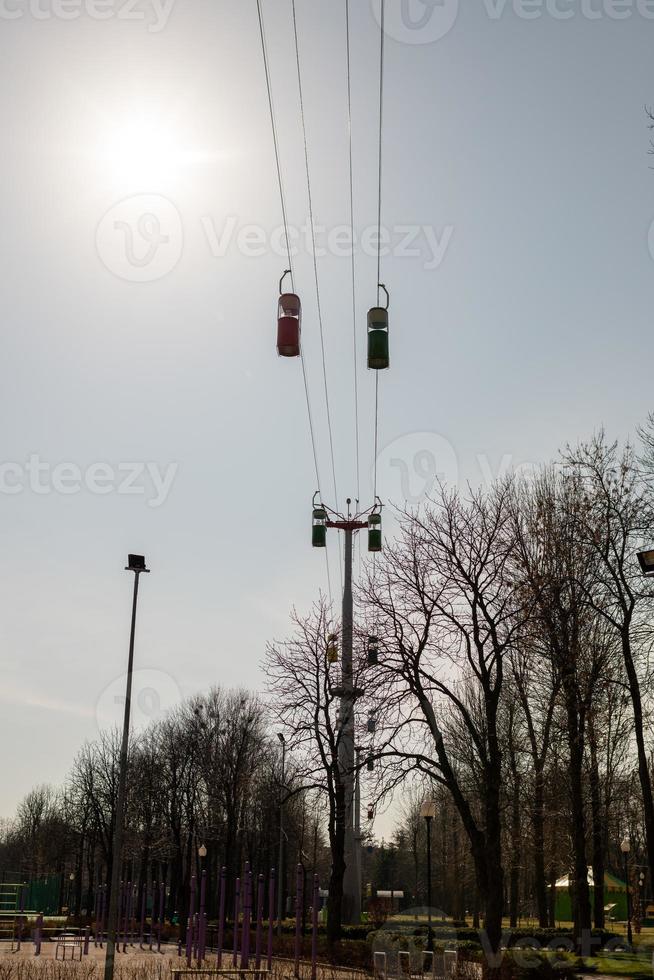 schöne kabinen des sessellifts auf herbstlichem kiefernwaldhintergrund foto