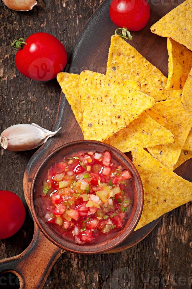 mexikanische Nacho-Chips und Salsa-Dip in der Schüssel foto