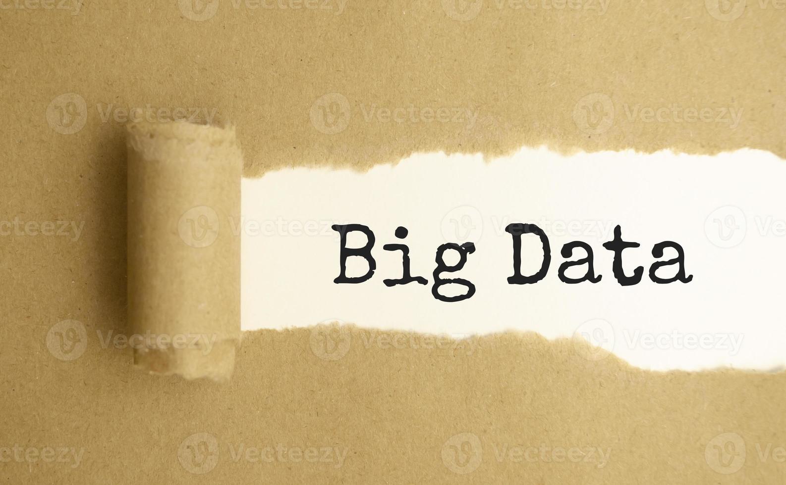 der text big data erscheint hinter zerrissenem braunem papier foto