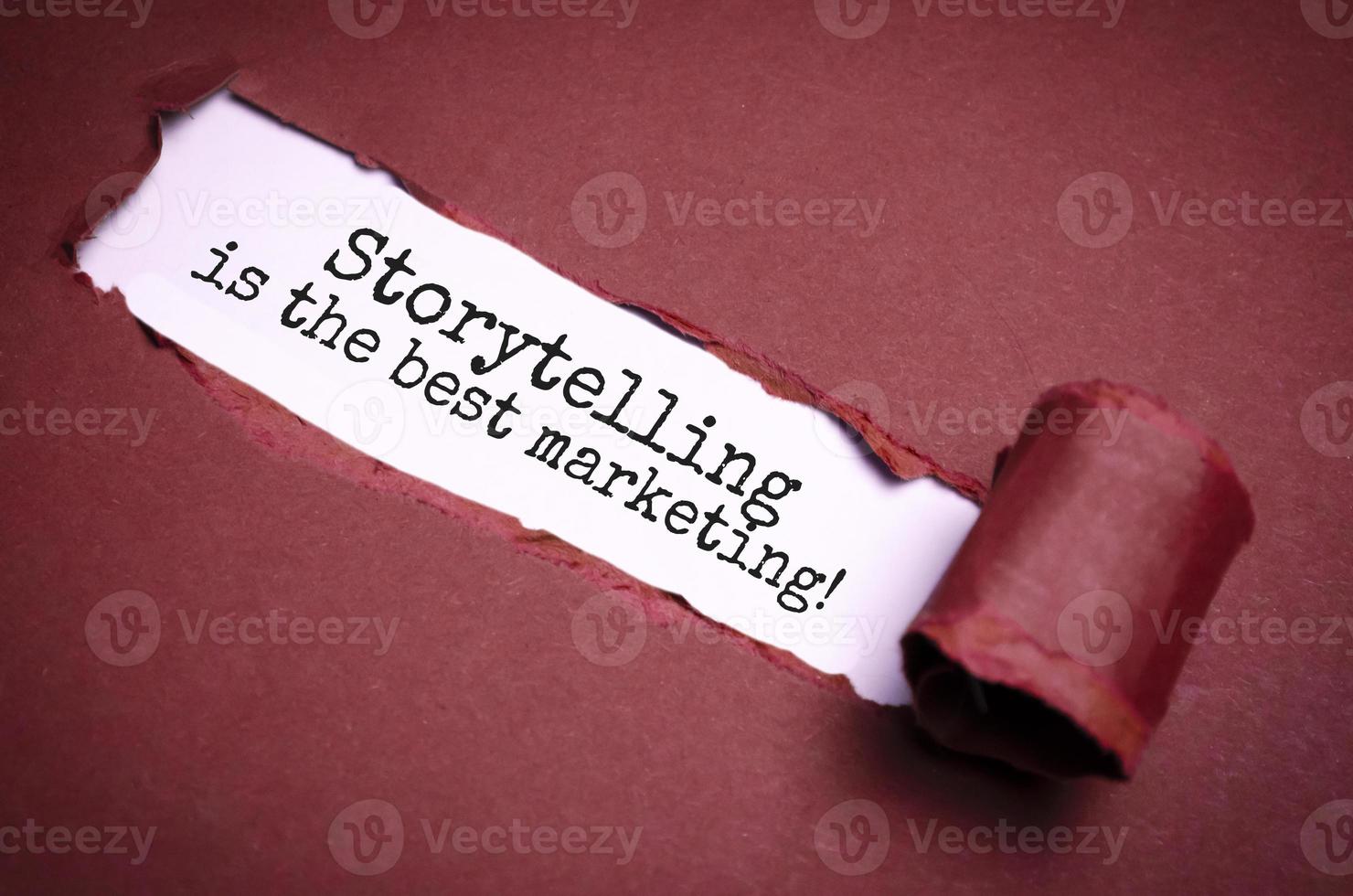 Storytelling ist das beste Marketing. unbedecktes abgerolltes beiges zerrissenes papier und abkürzung für suchmaschinenoptimierung. foto