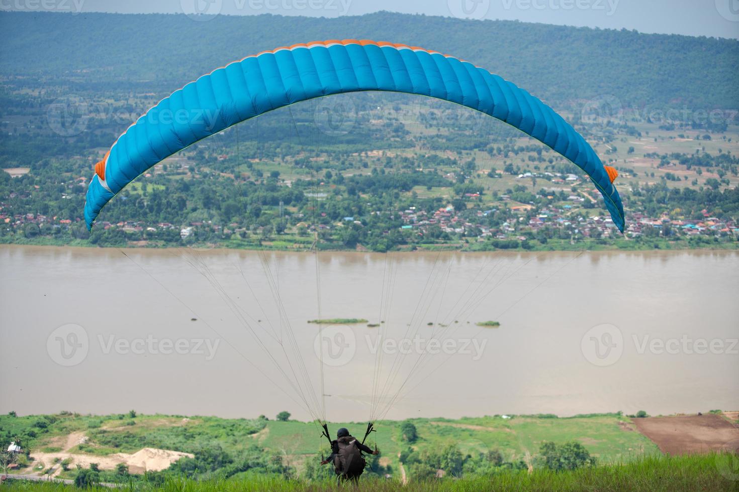 Gleitschirmsport am Mekong Nong Khai, Thailand. foto