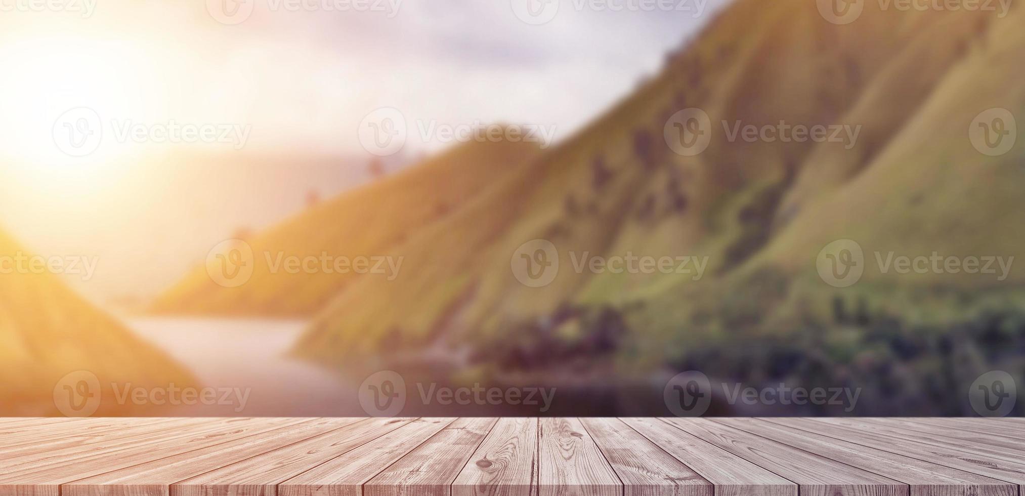 leere Tischplatte aus hellem Holz auf verschwommenem Hintergrund foto