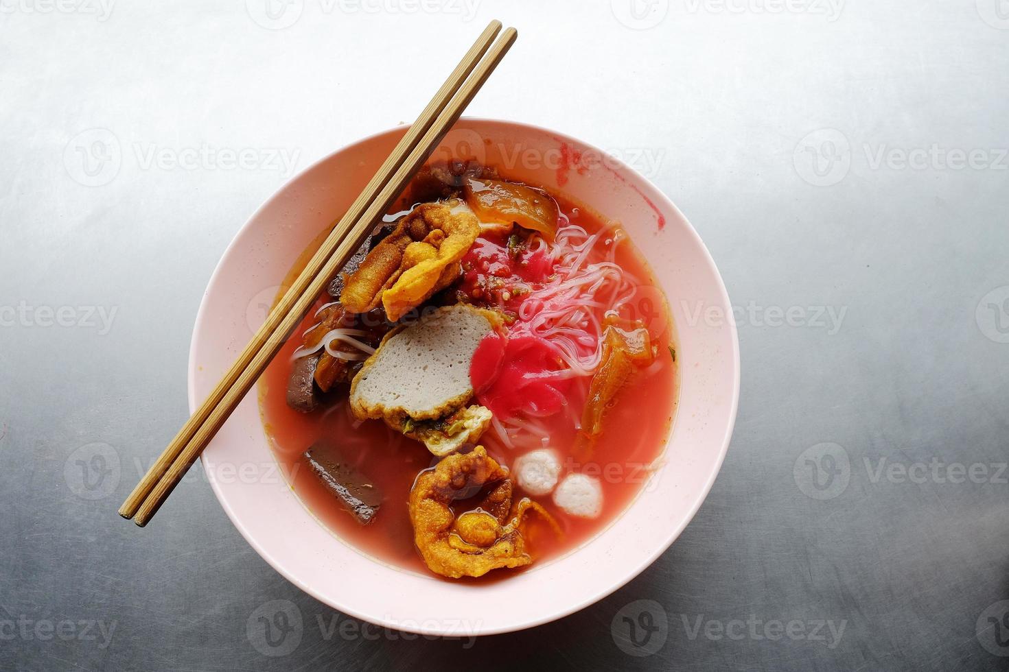 Yong Tau Foo - asiatische Nudel in der roten Suppe foto