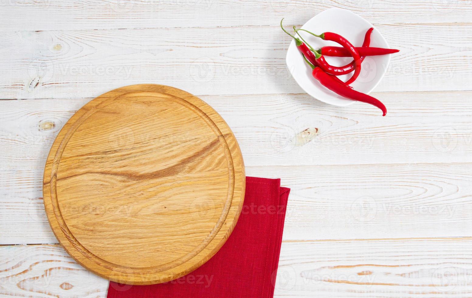 Serviette und Brett für Pizza auf Holzschreibtisch Nahaufnahme, Tischdecke. Leinwand, Geschirrtücher auf weißem Holztisch Hintergrund Draufsicht Mock-up. selektiver Fokus foto