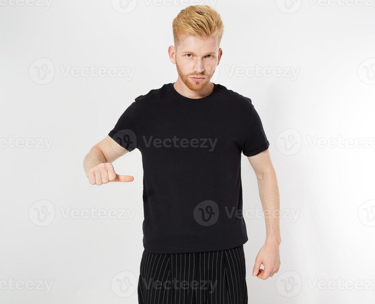 Brutal attraktiver bärtiger Mann schwarzes leeres T-Shirt aus hochwertiger dünner Baumwolle, isoliert auf weißem Mock-up foto