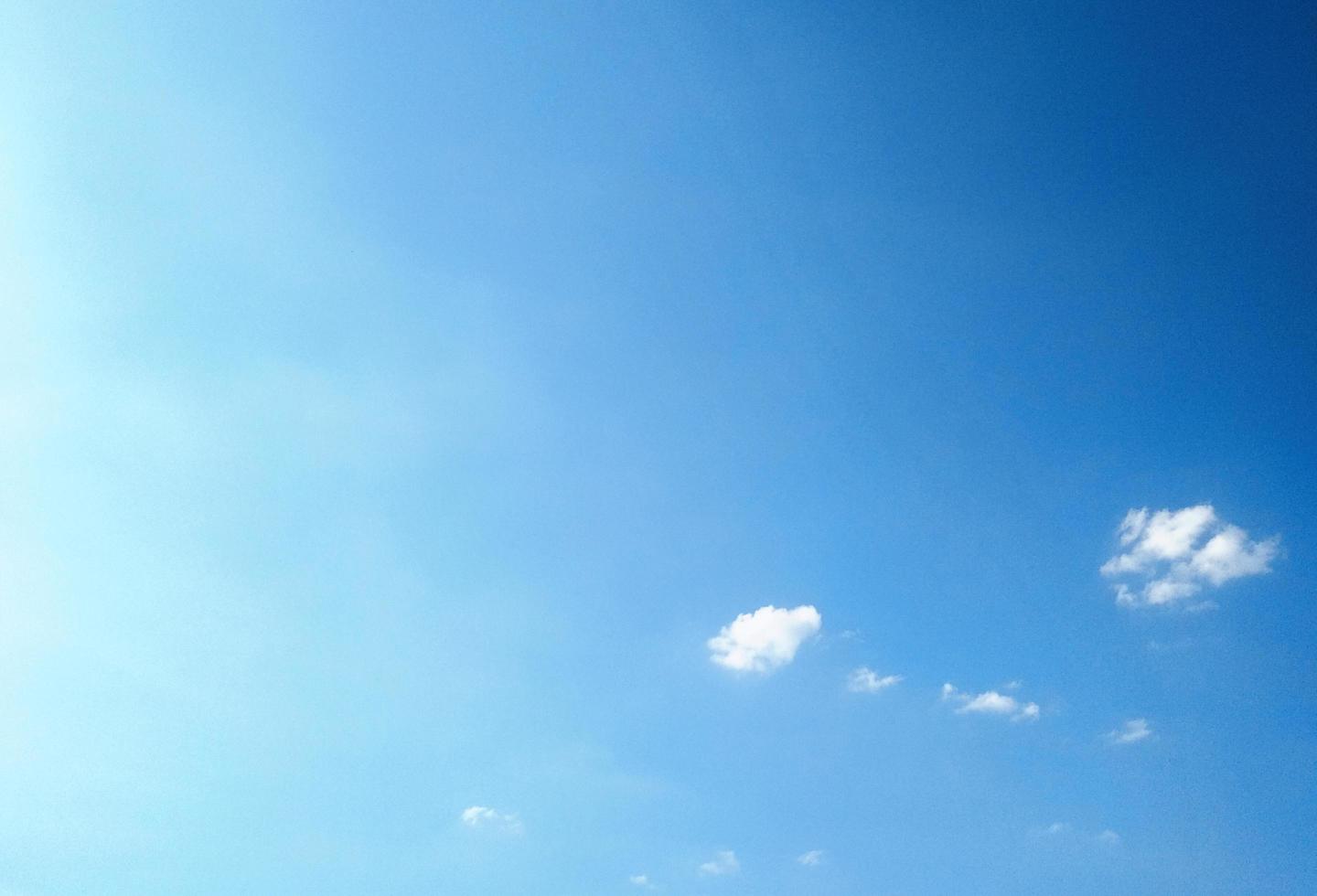 blauer Himmel mit Wolkenhintergrund. selektiver Fokus. Platz kopieren foto