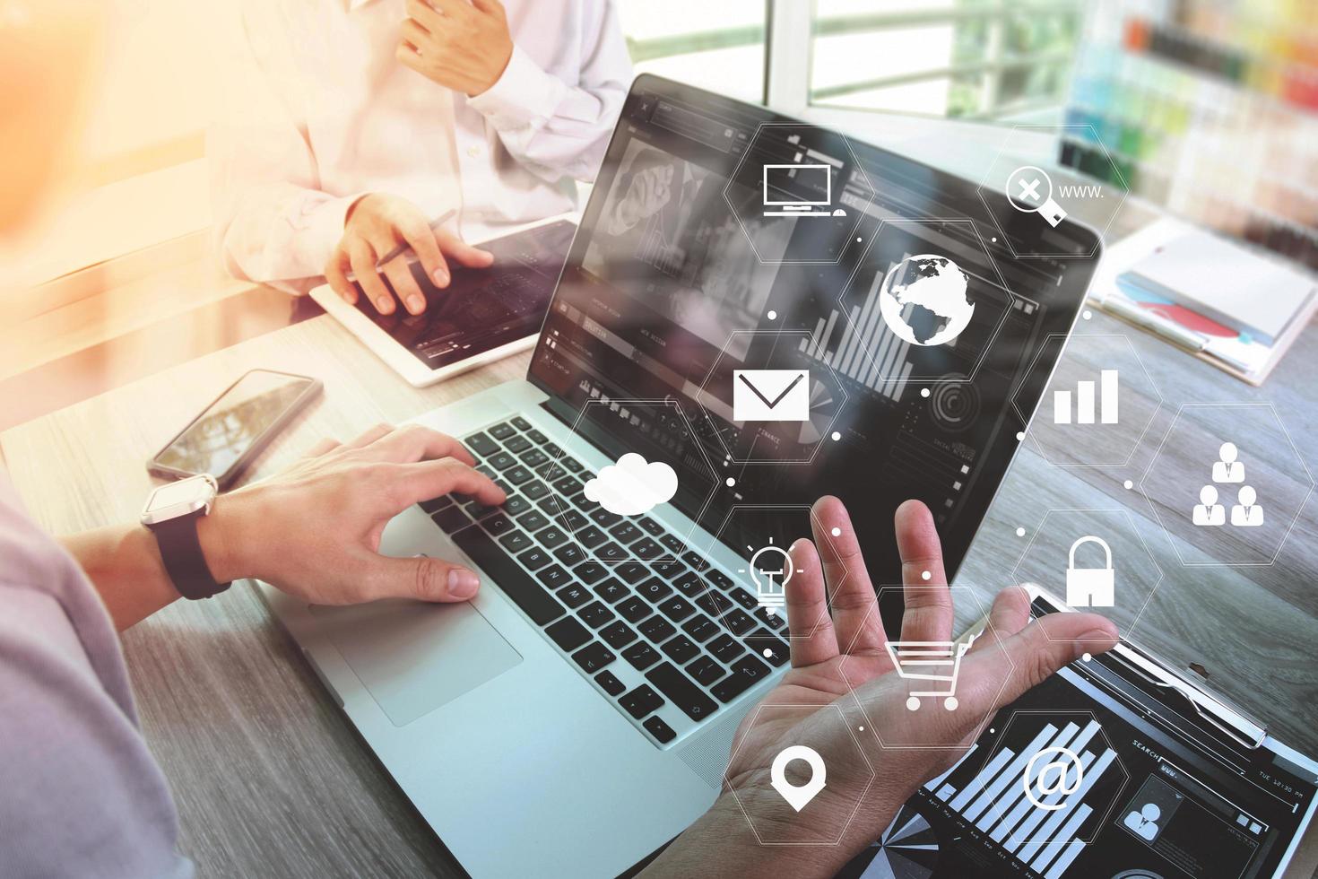 Co Working Team Meeting-Konzept, Geschäftsmann mit Smartphone und Laptop und digitalem Tablet-Computer im modernen Büro mit Netzwerkdiagramm für virtuelle Schnittstellensymbole foto