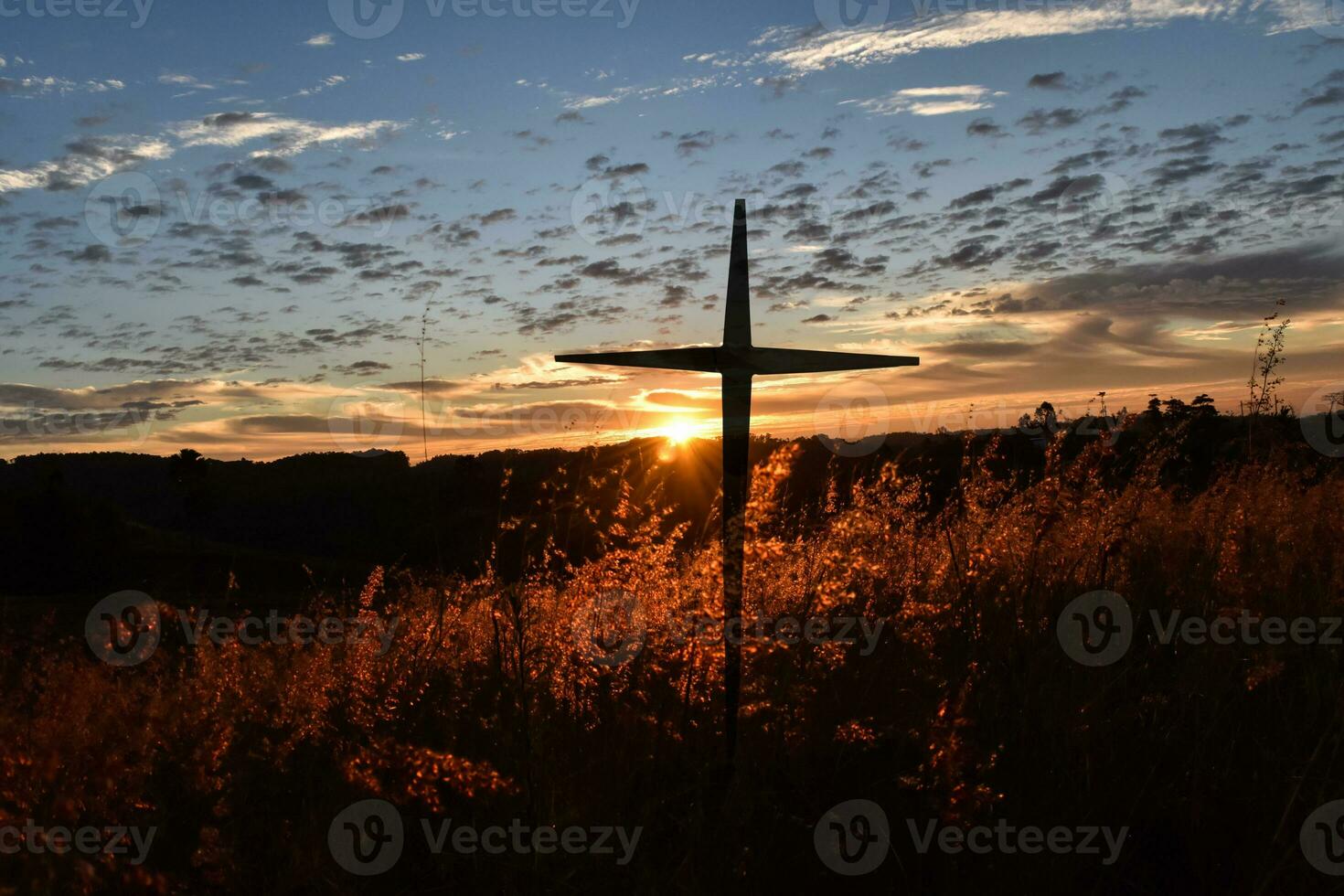 Silhouette des christlichen Kreuzes bei Sonnenuntergang Hintergrund foto