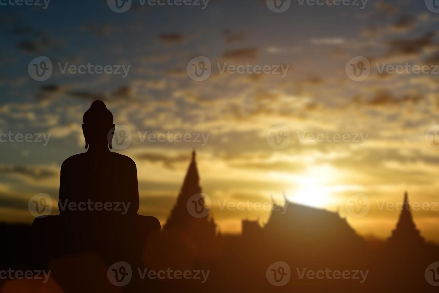 Schattenbild von Buddha auf goldenem Tempelsonnenunterganghintergrund. reiseattraktion in thailand. foto