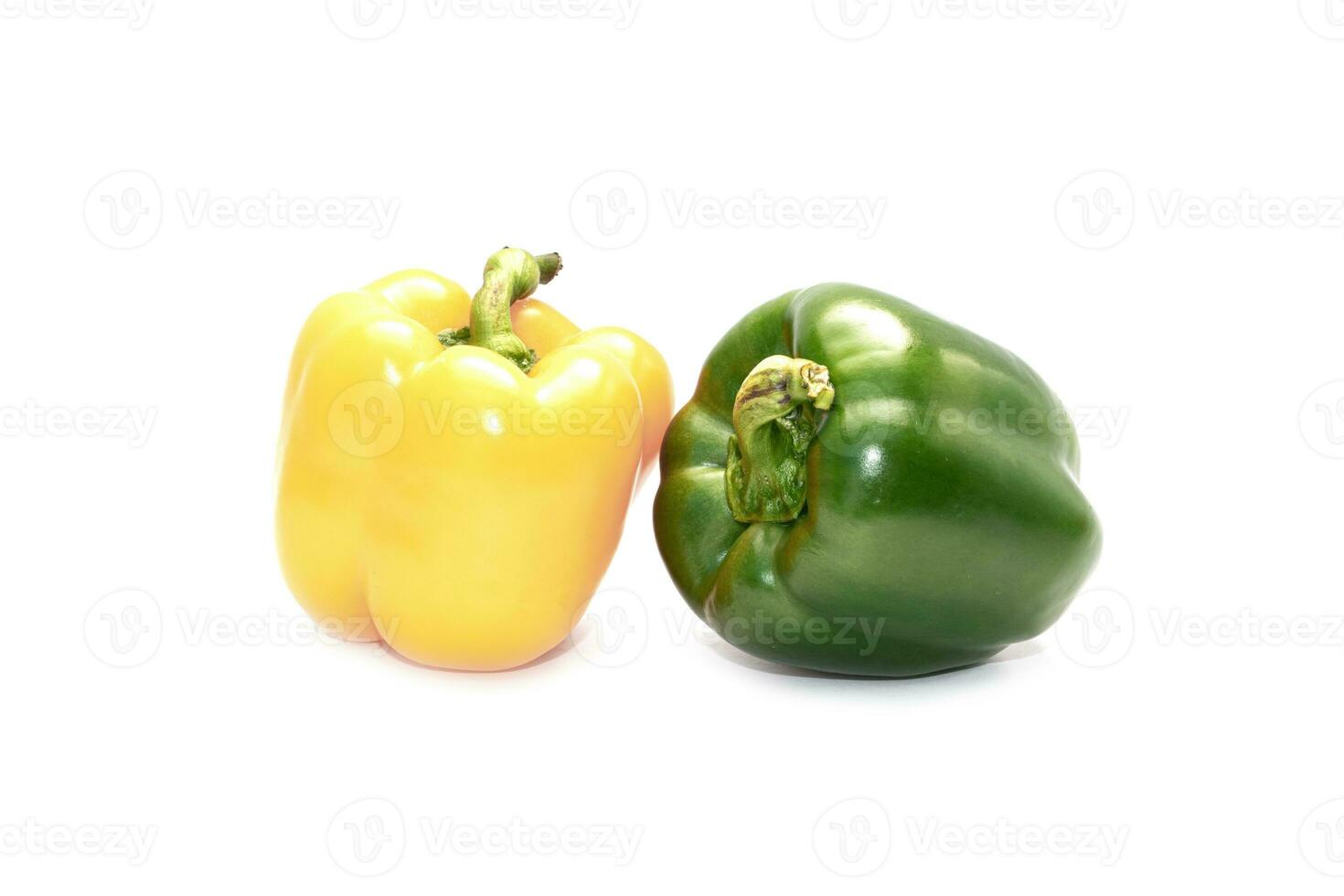 frische rote, grüne Paprika isoliert auf weißem Hintergrund. diätkost und veganes konzept foto