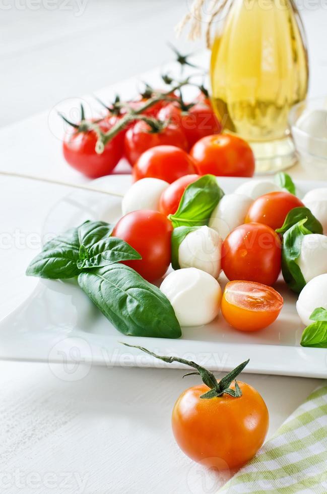Mozzarella-Bällchen mit Basilikum, Tomaten und Balsamico, Caprese foto