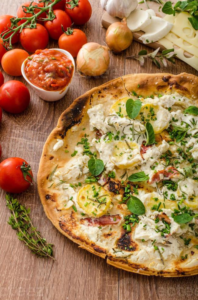 Pizza Bianco mit Rosmarin und Pancetta foto
