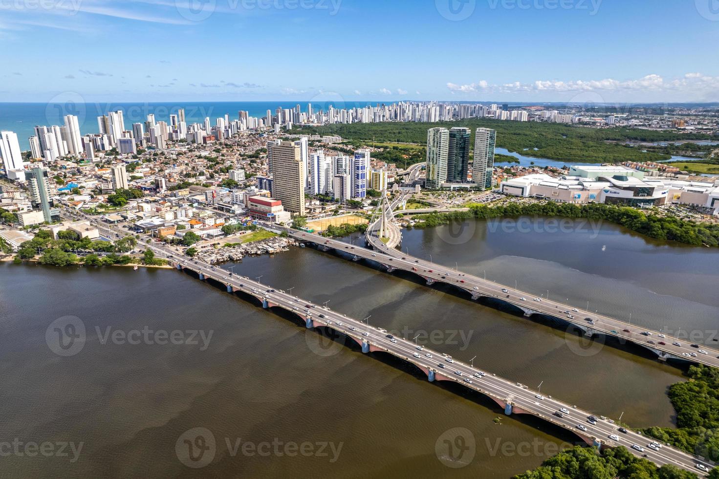 Luftbild von Recife, Hauptstadt von Pernambuco, Brasilien. Enchanted Lady Bridge und Capibaribe River. foto