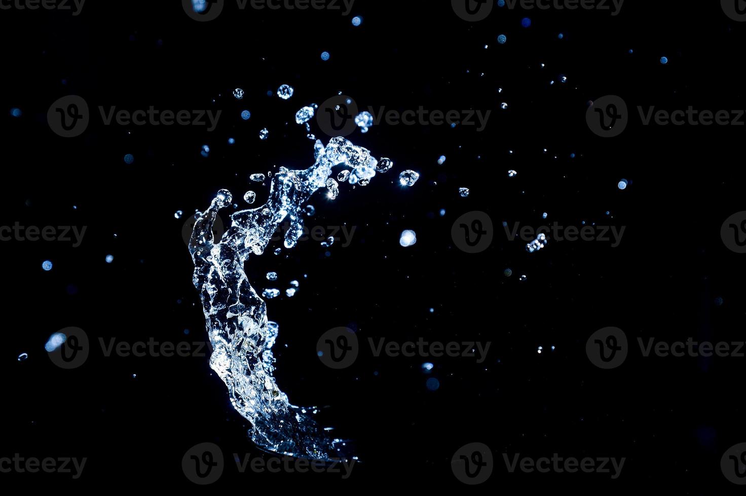 abstrakter Hintergrund von Spritzwasser auf schwarzem Hintergrund. Idee für Frische foto