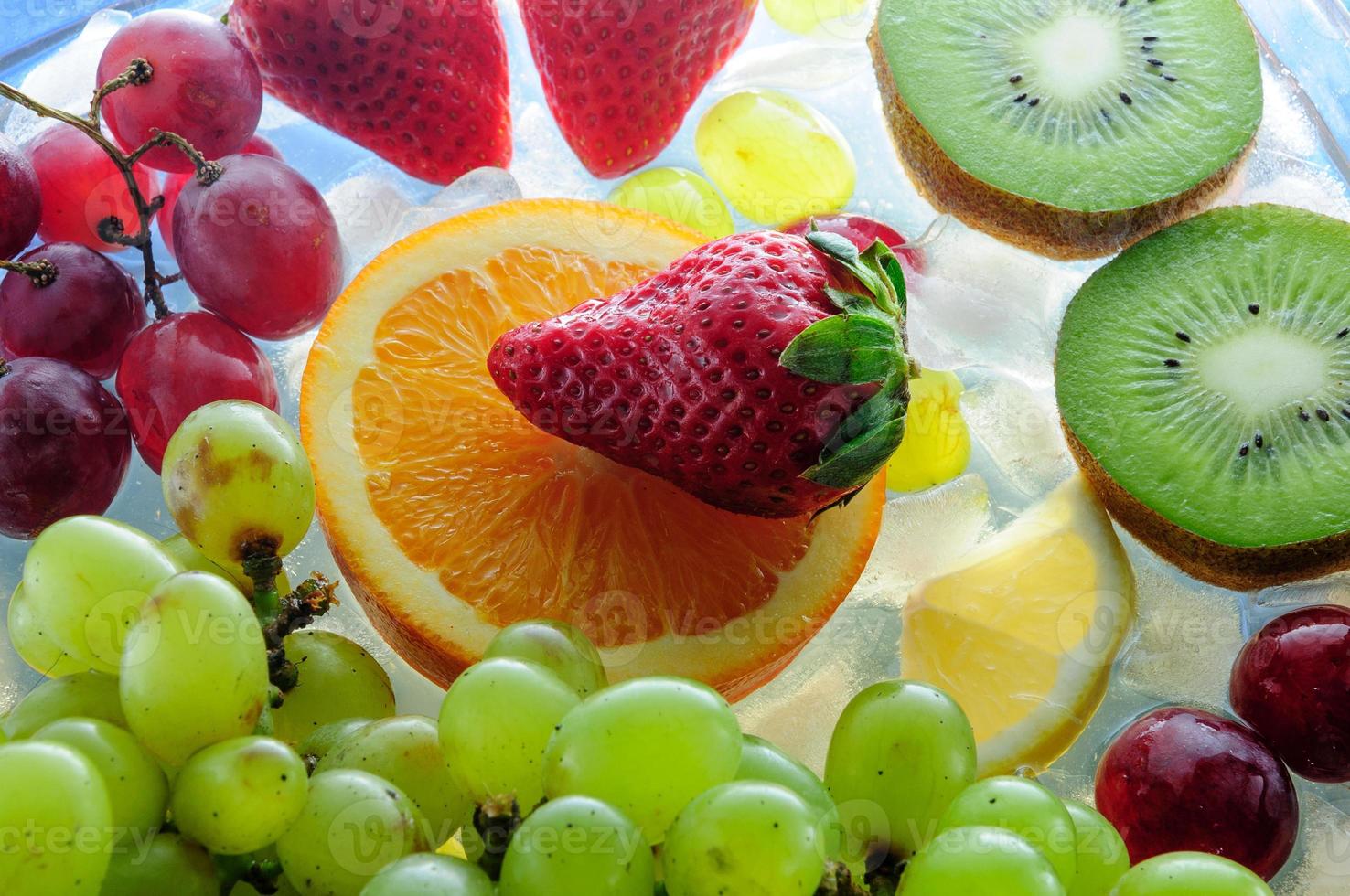 saftige Früchte auf Eis foto