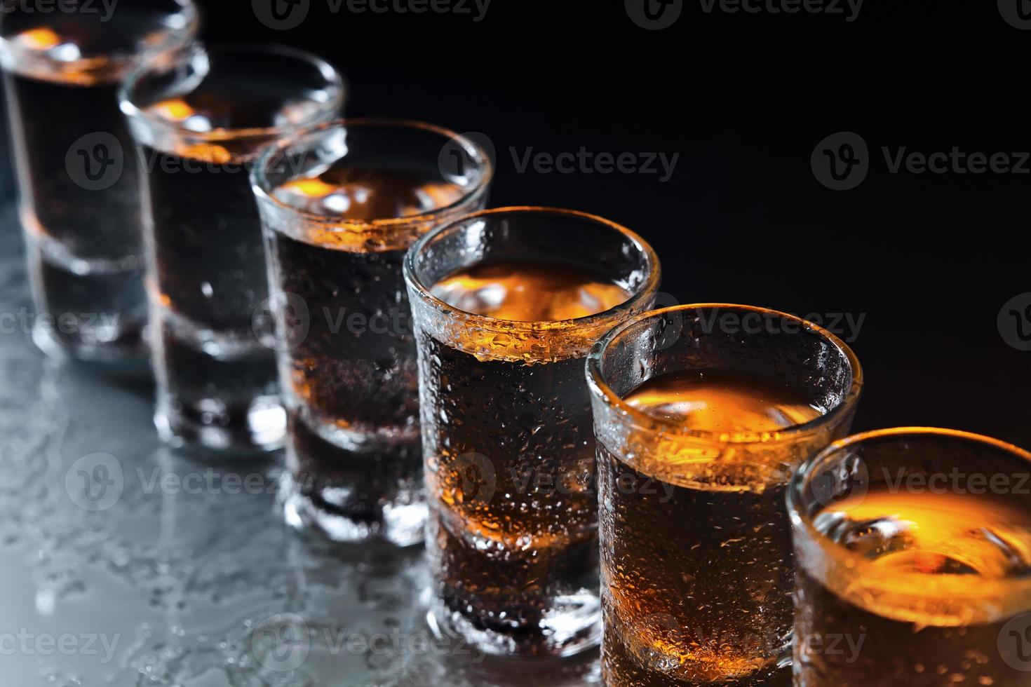 Gläser mit einem alkoholischen Getränk foto