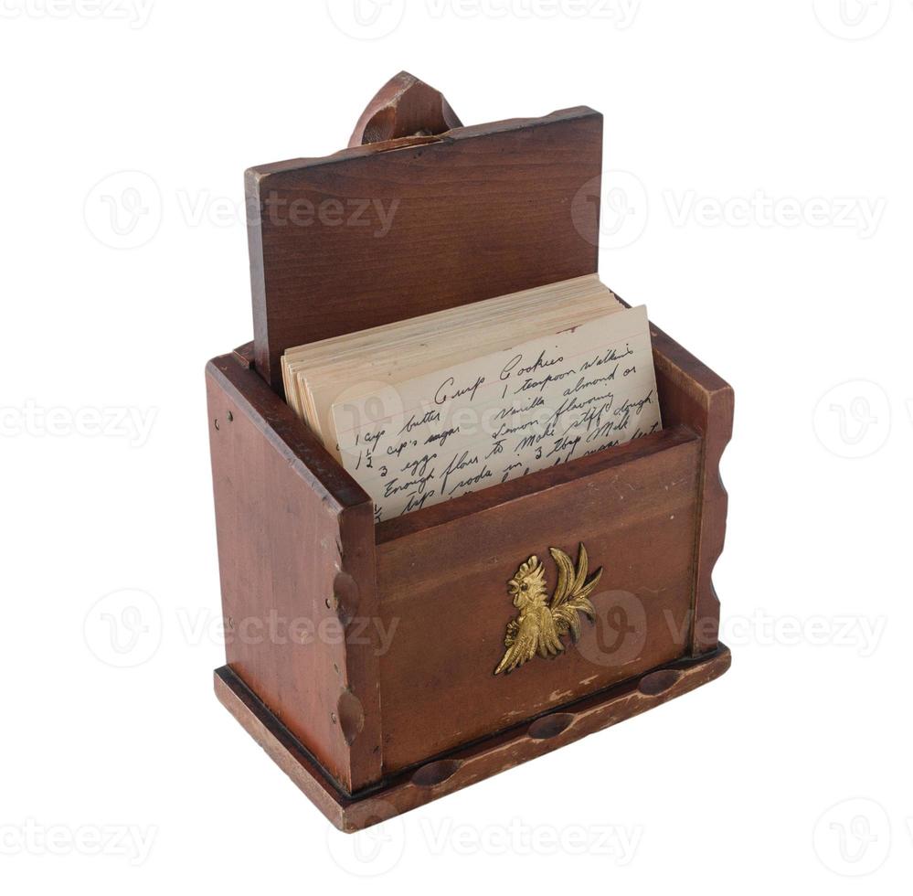 Vintage braune hölzerne Rezeptbox mit handgeschriebenen Rezepten im Inneren foto
