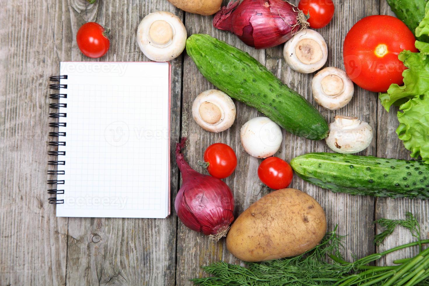 frisches Gemüse und Papier als Rezept foto