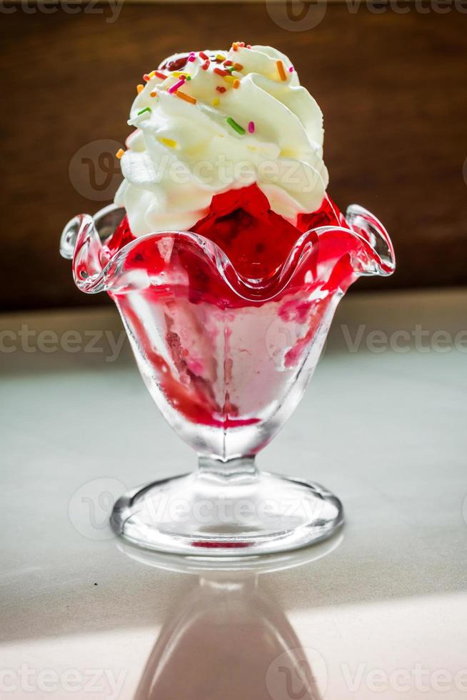 Erdbeer-Eisbecher foto