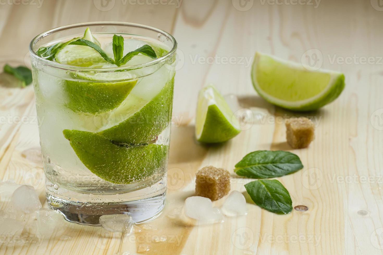 frischer Cocktail mit Soda, Zitrone und Minze, selektiver Fokus foto
