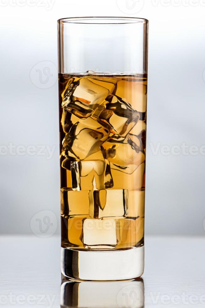 Glas mit schwarzem Tee foto