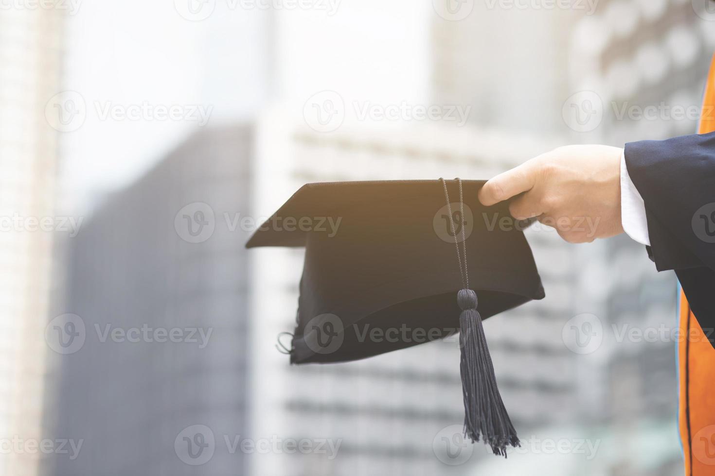 ein Foto von einem Mann mit Hut nach dem Abschluss