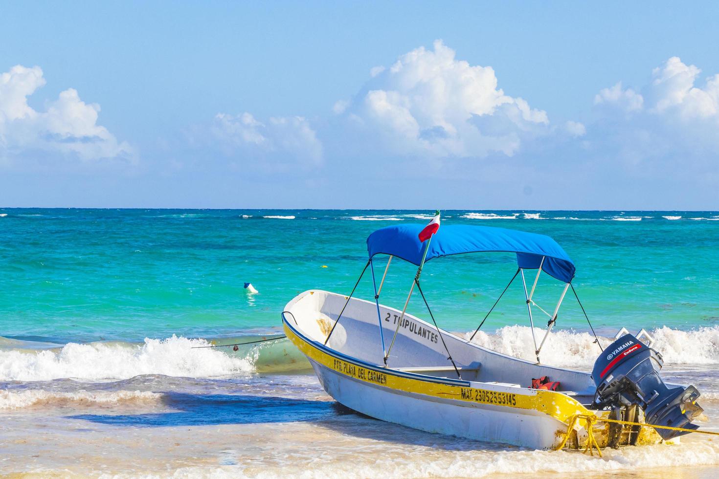 tulum quintana roo mexiko 2022 wellen boote karibische küste und strandpanorama ansicht tulum mexiko. foto