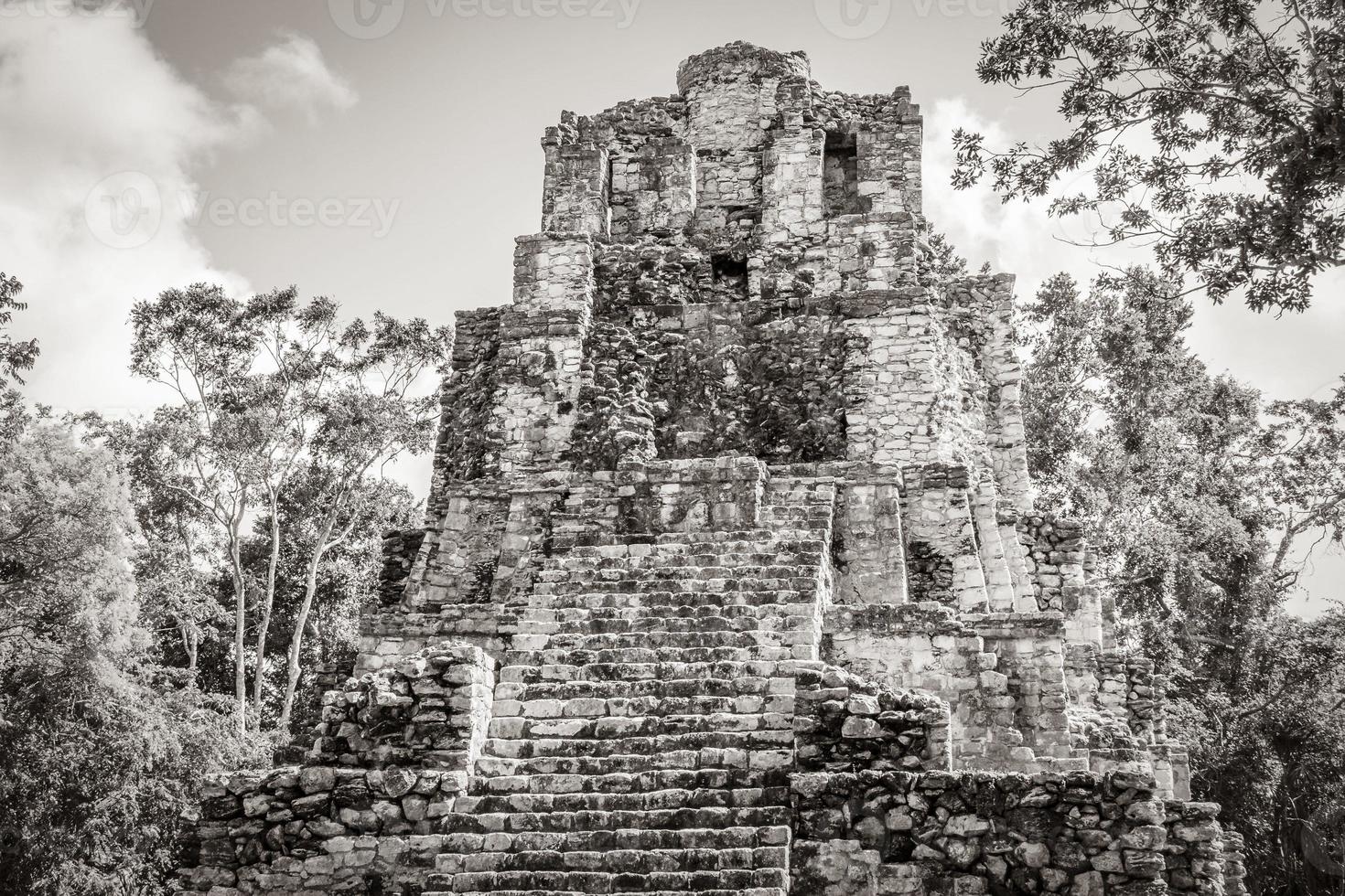 alte Maya-Stätte mit Tempelruinen Pyramidenartefakten Muyil Mexiko. foto