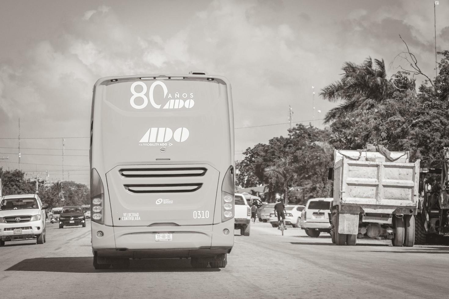 tulum quintana roo mexiko 2022 lkw muldenkipper und andere industriefahrzeuge in tulum mexiko. foto