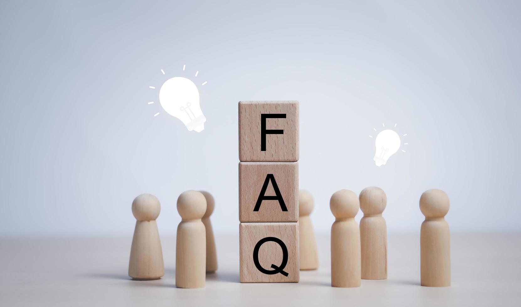 Holzblöcke kreisen mit häufig gestellten Fragen des Wortes, Holzfiguren als Geschäftsteam im Kreis um Wort-FAQs, auf weißem Hintergrund, foto