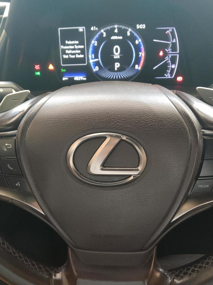 dubai, vae, mai 2022, lexus ls 500. innenraum. Lexus-Logo, foto