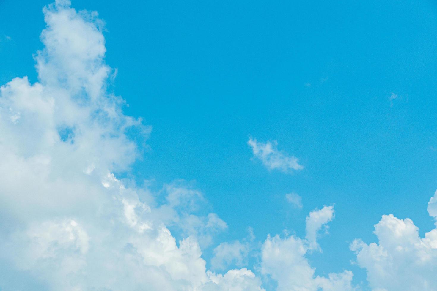 blauer Himmel mit weißen Wolken foto