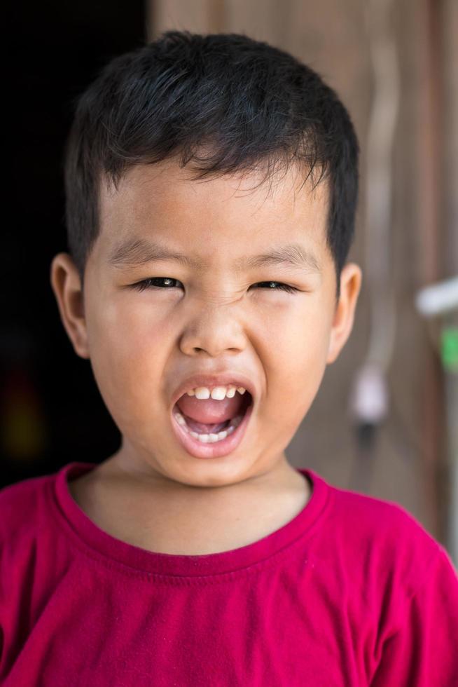 thailändischer Junge mit offenem Mund. foto