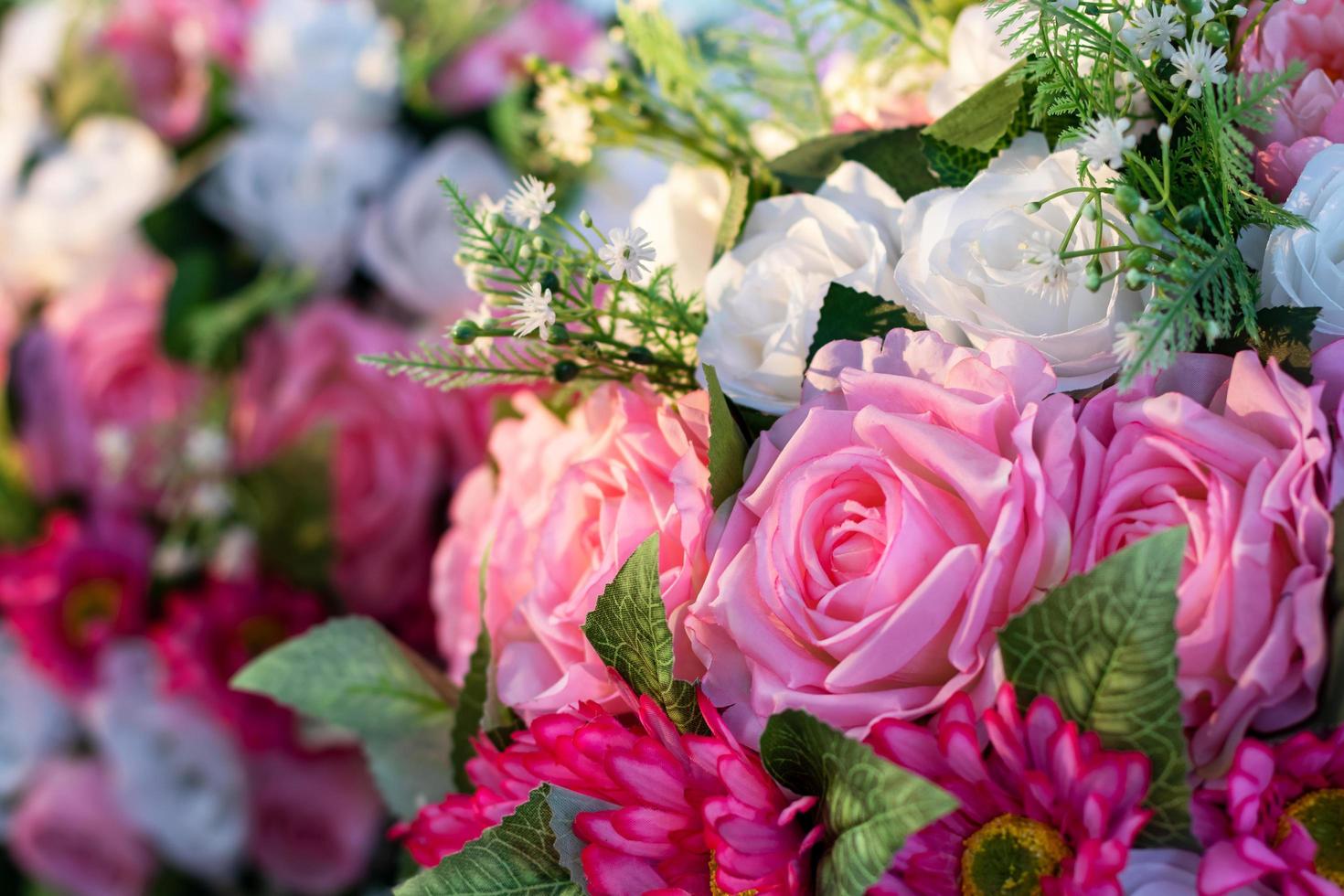 Wunderschöner künstlicher Strauß aus rosa und weißen Rosen. foto