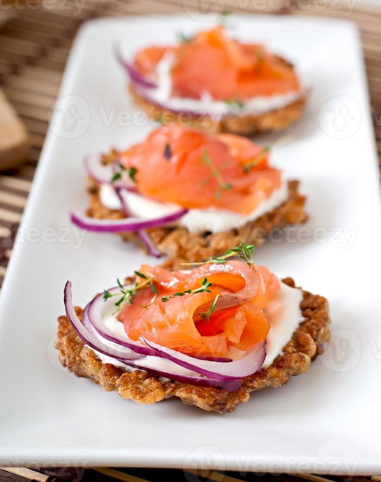 Buchweizenpfannkuchen mit gesalzenem Lachs und Sauerrahm hautnah foto