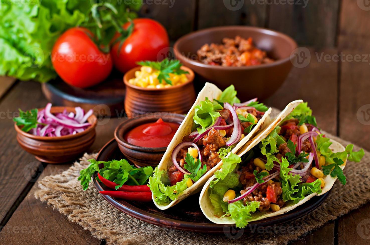 mexikanische tacos mit fleisch, gemüse und roten zwiebeln foto