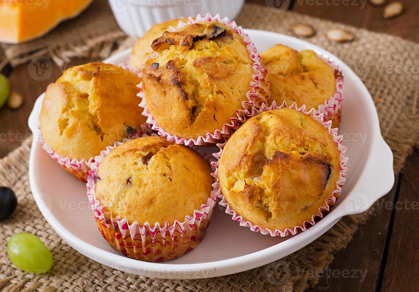 appetitliche und rötliche Muffins mit Kürbis und Trauben foto