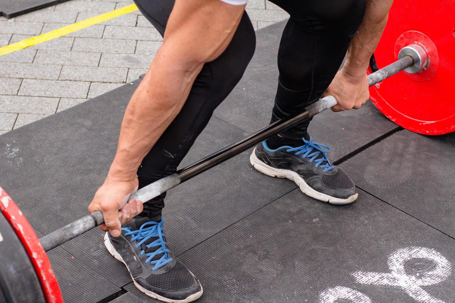 gewichthebegeräte, powerlifting-wettbewerb im freien, nahaufnahmen mit sportgeräten foto