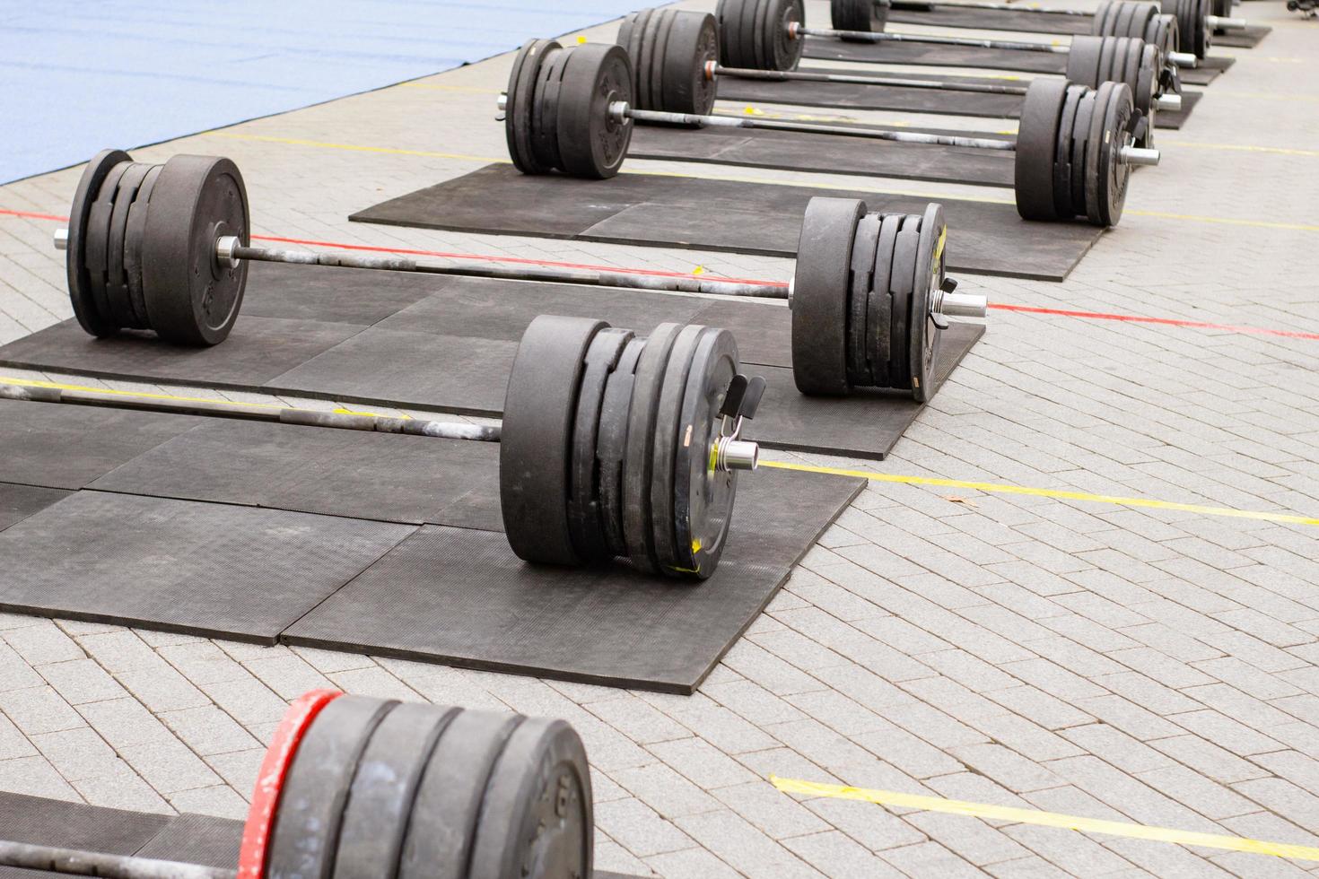 gewichthebegeräte, powerlifting-wettbewerb im freien, nahaufnahmen mit sportgeräten foto