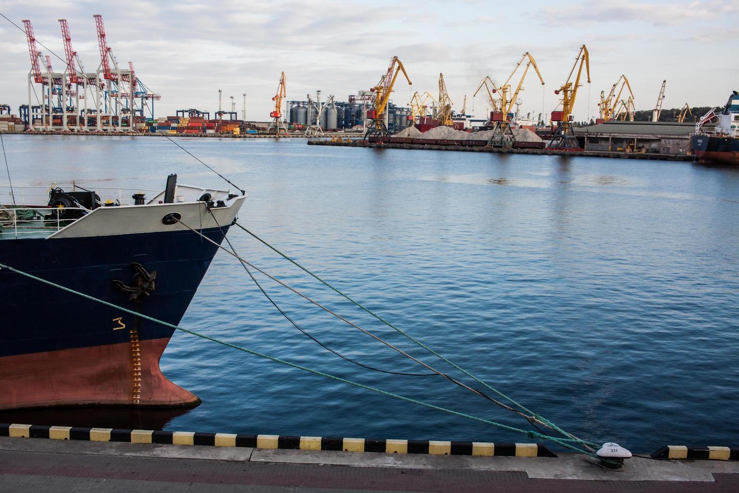 großes Frachtterminal im Seehafen foto